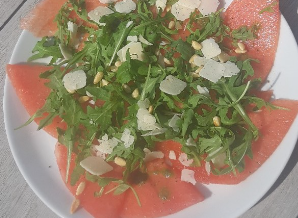 Carpaccio van meloen  met pijnboompitjes en Parmezaan