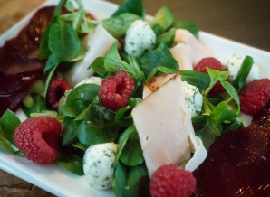 Maaltijdsalade frambozen rode biet geitenballen en gerookte kip