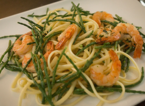 Lauwwarme salade pasta gemarineerde scampis en zeekraal